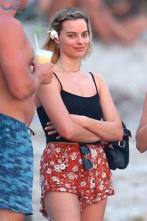 margit robbie bikini|Margot Robbie strips down to her bikini for wild 4th of July ...